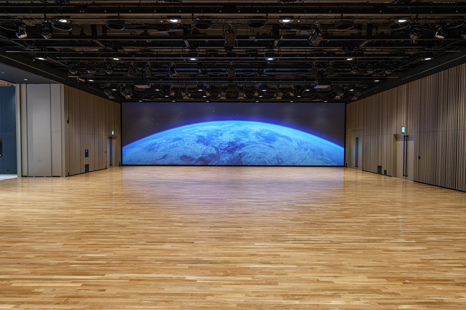 Port Hall seen end-on, the full width of the LED wall behind the floor